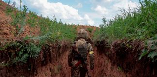 El Tribunal Supremo inadmite el recurso de un capitán contra la concesión de la Gran Cruz del Mérito Militar al presidente de la CEOE Un militar ucraniano camina en una trinchera en una posición cerca de una línea del frente, mientras continúa el ataque de Rusia a Ucrania, en la región de Donetsk, Ucrania, el 29 de mayo de 2022. REUTERS/Serhii Nuzhnenko