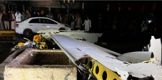 Grupos de derechos humanos alegan que los fabricantes de armas franceses son cómplices de los crímenes de guerra de Yemen Los restos de un avión no tripulado se ven en una calle en Sanaa, Yemen, el 23 de mayo de 2022. REUTERS/Adel al-Khadher