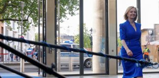 La secretaria de Relaciones Exteriores del Reino Unido, Truss, respalda a Boris Johnson en un voto de confianza