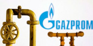 El recorte de gas ruso a Europa golpea las esperanzas económicas, Ucrania informa de ataques a las regiones costeras Modelo de gasoducto de gas natural y logotipo de Gazprom