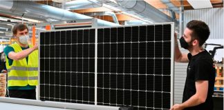 La burocracia y los lugareños reacios nublan la fiebre de la energía solar de Alemania Los técnicos clasifican los paneles solares en la línea de producción final en el fabricante de sistemas fotovoltaicos Solarwatt en Dresde, Alemania, el 4 de mayo de 2022. REUTERS/Matthias Rietschel/Foto de archivo