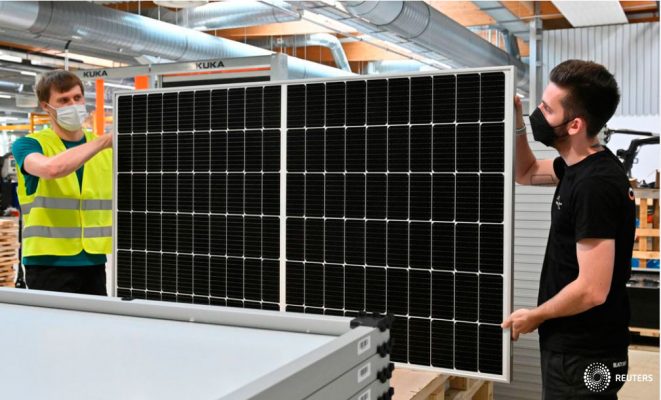 Los técnicos clasifican los paneles solares en la línea de producción final en el fabricante de sistemas fotovoltaicos Solarwatt en Dresde, Alemania, el 4 de mayo de 2022. REUTERS/Matthias Rietschel/Foto de archivo