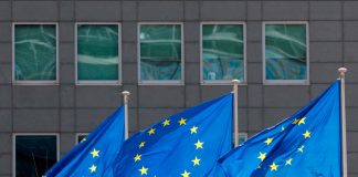 EXCLUSIVA La UE estudia una nueva unidad con veteranos antimonopolio para hacer cumplir las normas tecnológicas – fuentes Banderas de la Unión Europea ondean frente a la sede de la Comisión de la UE en Bruselas, Bélgica, el 17 de junio de 2022. REUTERS/Yves Herman/Foto de archivo