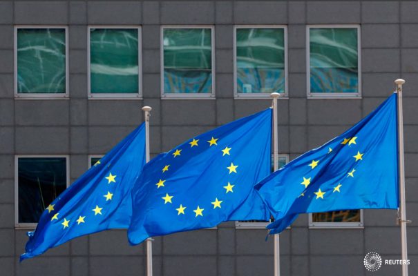 Banderas de la Unión Europea ondean frente a la sede de la Comisión de la UE en Bruselas, Bélgica, el 17 de junio de 2022. REUTERS/Yves Herman/Foto de archivo