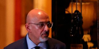 El ministro de Finanzas del Reino Unido, Zahawi, visita Estados Unidos para discutir la seguridad energética El nuevo ministro de Finanzas británico, Nadhim Zahawi, abandona el 10 de Downing Street, en Londres, Gran Bretaña, el 5 de julio de 2022. REUTERS/Henry Nicholls