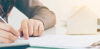 ¿Es válida la cláusula de renuncia de acciones en préstamo hipotecario por falta de transparencia y de consentimiento libre e informado?