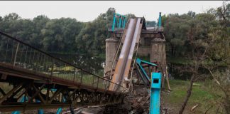 Ucrania dice que se encontró una fosa común en Izium donde los rusos fueron expulsados hace días Un vehículo militar se ve cerca de un puente destruido sobre el río Siverskyi Donets en la ciudad de Izium recientemente liberada por las Fuerzas Armadas de Ucrania durante una operación contraofensiva, en medio del ataque de Rusia a Ucrania, en la región de Kharkiv, Ucrania, el 15 de septiembre de 2022. REUTERS/Vyacheslav Madiyevskyy