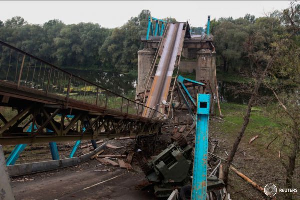 Un vehículo militar se ve cerca de un puente destruido sobre el río Siverskyi Donets en la ciudad de Izium recientemente liberada por las Fuerzas Armadas de Ucrania durante una operación contraofensiva, en medio del ataque de Rusia a Ucrania, en la región de Kharkiv, Ucrania, el 15 de septiembre de 2022. REUTERS/Vyacheslav Madiyevskyy