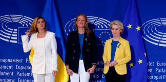 La UE dice que la solidaridad con Ucrania es «inquebrantable» y presenta soluciones de picos energéticos La primera dama ucraniana Olena Zelenska, la presidenta del Parlamento Europeo Roberta Metsola y la presidenta de la Comisión Europea Urusla von der Leyen posan para una foto en el Parlamento Europeo, en Estrasburgo, Francia, el 14 de septiembre de 2022. REUTERS/Yves Herman