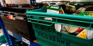 El nuevo primer ministro británico se enfrenta a una lista de reproducción de los años 80: recesión, disturbios y precios desbocados Una vista general de los productos disponibles en el Runcorn and District Foodbank en Old Town, en Runcorn, Gran Bretaña, el 12 de agosto de 2022. REUTERS/Craig Brough