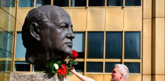 El funeral del último líder soviético, Mijaíl Gorbachov, tendrá lugar el sábado, informan los medios de comunicación Un hombre coloca una rosa en una escultura de Mijaíl Gorbachov en memoria del líder final de la Unión Soviética, en el memorial de los "Padres de la Unidad" en Berlín, Alemania, el 31 de agosto de 2022. REUTERS/Lisi Niesner