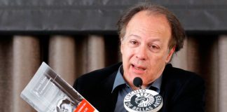 Muere el novelista español Javier Marías a los 70 años El escritor español Javier Marías sostiene su última novela "Los Enamoramientos" durante su presentación en Madrid el 6 de abril de 2011. REUTERS/Andrea Comas