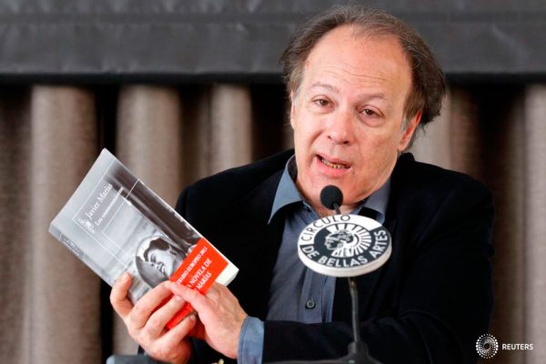 El escritor español Javier Marías sostiene su última novela "Los Enamoramientos" durante su presentación en Madrid el 6 de abril de 2011. REUTERS/Andrea Comas