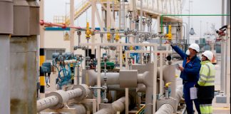 Análisis: El gasoducto de los Pirineos pone en un claro relieve las divisiones energéticas de la UE Las personas trabajan en la terminal de gas natural licuado (GNL) de Enagas en la Zona Franca en Barcelona, España, el 29 de marzo de 2022. REUTERS/Albert Gea/Foto de archivo