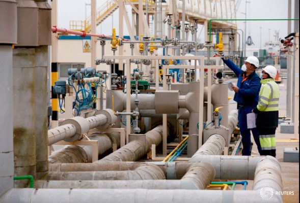 Las personas trabajan en la terminal de gas natural licuado (GNL) de Enagas en la Zona Franca en Barcelona, España, el 29 de marzo de 2022. REUTERS/Albert Gea/Foto de archivo