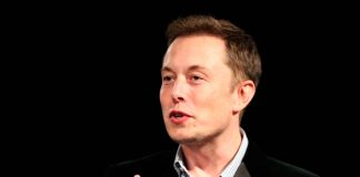 Los bancos que financian el acuerdo de Twitter de Musk enfrentan fuertes pérdidas El CEO de Tesla Motors, Elon Musk, habla durante el Evento Beta del Modelo S celebrado en la fábrica de Tesla en Fremont, California, el 1 de octubre de 2011. REUTERS/Stephen Lam