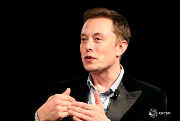 El CEO de Tesla Motors, Elon Musk, habla durante el Evento Beta del Modelo S celebrado en la fábrica de Tesla en Fremont, California, el 1 de octubre de 2011. REUTERS/Stephen Lam