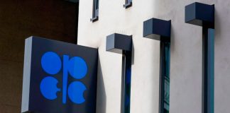 La OPEP+ acuerda profundos recortes en la producción de petróleo, Biden lo llama miope Un signo de la OPEP se ve el día de la reunión de la OPEP + en Viena en Viena, Austria, el 5 de octubre de 2022. REUTERS/Lisa Leutner