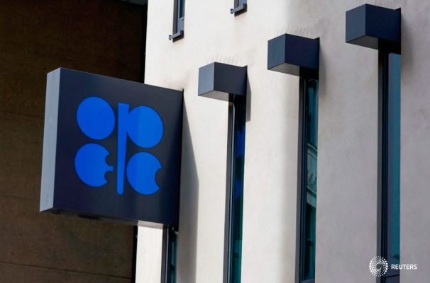 Un signo de la OPEP se ve el día de la reunión de la OPEP + en Viena en Viena, Austria, el 5 de octubre de 2022. REUTERS/Lisa Leutner