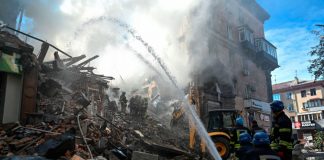 Biden dice que la amenaza nuclear de Putin es el mayor riesgo desde la crisis de los misiles cubanos Los rescatistas trabajan en el sitio de un edificio residencial gravemente dañado por un ataque con misiles rusos, en medio de su ataque a Ucrania, en Zaporizhzhia, Ucrania, el 6 de octubre de 2022. REUTERS/Stringer