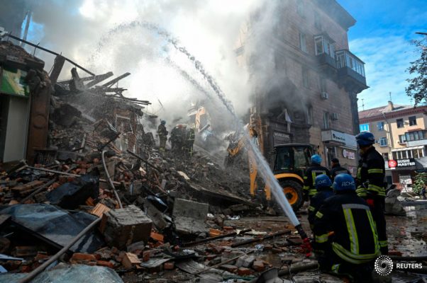 Los rescatistas trabajan en el sitio de un edificio residencial gravemente dañado por un ataque con misiles rusos, en medio de su ataque a Ucrania, en Zaporizhzhia, Ucrania, el 6 de octubre de 2022. REUTERS/Stringer