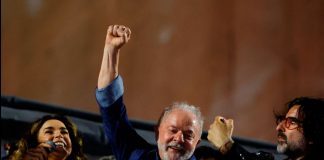 Lula gana las elecciones brasileñas, Bolsonaro no ha concedido El ex presidente y candidato presidencial de Brasil, Luiz Inácio Lula da Silva, gesticula en una reunión de la noche de las elecciones electorales en el día de la segunda vuelta de las elecciones presidenciales brasileñas, en Sao Paulo, Brasil, el 30 de octubre de 2022. REUTERS/Amanda Perobelli