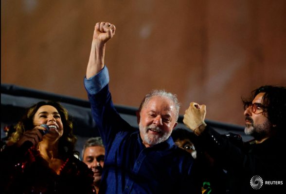 El ex presidente y candidato presidencial de Brasil, Luiz Inácio Lula da Silva, gesticula en una reunión de la noche de las elecciones electorales en el día de la segunda vuelta de las elecciones presidenciales brasileñas, en Sao Paulo, Brasil, el 30 de octubre de 2022. REUTERS/Amanda Perobelli