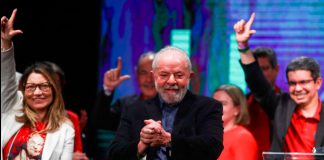 Las elecciones en Brasil entran en segunda vuelta mientras Bolsonaro frustra la esperanza de Lula de una victoria rápida El ex presidente de Brasil y candidato presidencial Luiz Inácio Lula da Silva se encuentra en el escenario, el día de las elecciones presidenciales de Brasil, en Sao Paulo, Brasil, el 2 de octubre de 2022. REUTERS/Carla Carniel