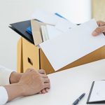 ¿Es procedente el despido disciplinario de un trabajador que accede fuera de su jornada a las instalaciones de la empresa, acompañado de una persona ajena?