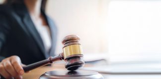 El juez deniega el cambio registral de sexo a un varón que lo quería usar para ascender