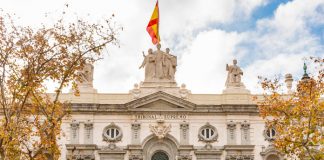 Responsabilidad del cónyuge no deudor con todos sus bienes si, disuelta y liquidada la sociedad, se adjudica bienes gananciales sin haber formalizado debidamente el inventario