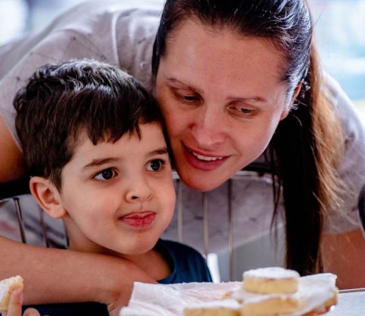 Indemnizan a una trabajadora con 3.000 euros por no dejarle fraccionar sus vacaciones para cuidar de su hijo