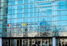 La Audiencia de Valencia condena a una funcionaria por cobrar a cambio de tramitar tarjetas de transporte falsas