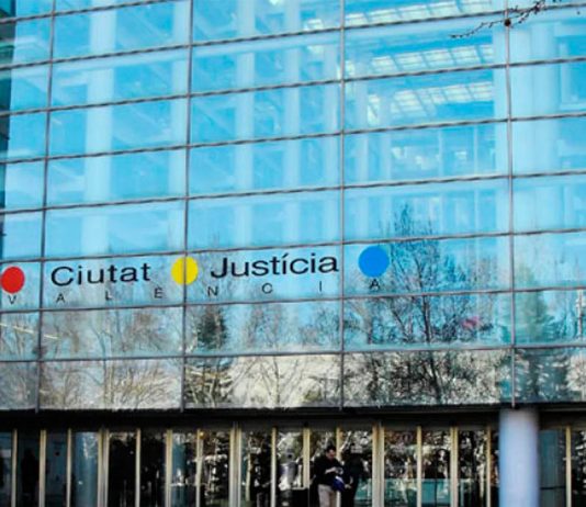 La Audiencia de Valencia condena a una funcionaria por cobrar a cambio de tramitar tarjetas de transporte falsas