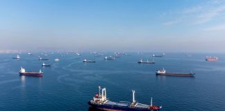 El acuerdo de exportación de granos de Ucrania vuelve a continuar mientras Rusia reanuda su participación Los buques comerciales, incluidos los buques que forman parte del acuerdo de granos del Mar Negro, esperan para pasar el estrecho del Bósforo frente a las costas de Yenikapi durante una mañana brumosa en Estambul, Turquía, el 31 de octubre de 2022. REUTERS/Umit Bektas