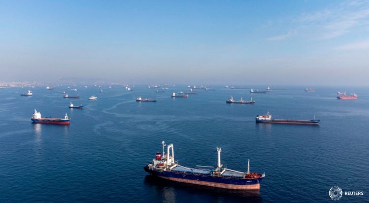 Los buques comerciales, incluidos los buques que forman parte del acuerdo de granos del Mar Negro, esperan para pasar el estrecho del Bósforo frente a las costas de Yenikapi durante una mañana brumosa en Estambul, Turquía, el 31 de octubre de 2022. REUTERS/Umit Bektas