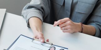 ¿La obligación de subrogar se extiende a todos los trabajadores y no solo a los de la empresa titular de la contrata?