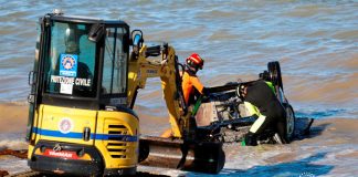 Deslizamiento de tierra mata al menos a siete personas en la isla italiana de Ischia Los miembros del equipo de rescate retiran un automóvil del agua después de un deslizamiento de tierra en la isla italiana de vacaciones de Ischia, Italia, el 27 de noviembre de 2022. REUTERS/Ciro De Luca