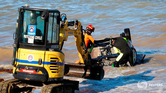 Los miembros del equipo de rescate retiran un automóvil del agua después de un deslizamiento de tierra en la isla italiana de vacaciones de Ischia, Italia, el 27 de noviembre de 2022. REUTERS/Ciro De Luca