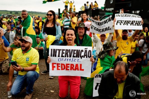 La gente asiste a una protesta por la derrota del presidente de Brasil, Jair Bolsonaro, en la segunda vuelta de las elecciones presidenciales, en Anápolis, estado de Goias, Brasil, el 2 de noviembre de 2022. Los carteles decían: "Intervención federal". REUTERS/Ueslei Marcelino