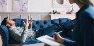 El tratamiento psicológico impuesto por un psicólogo clínico no puede considerarse tratamiento médico a efectos penales