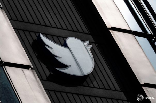 Una vista del logotipo de Twitter en su sede corporativa en San Francisco, California, EE. UU., 28 de octubre de 2022. REUTERS/Carlos Barría