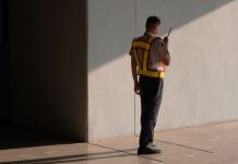 El Tribunal Supremo avala la decisión de una empresa que exige el uso de corbata al personal de seguridad destinado en un centro comercial provisto de aire acondicionado