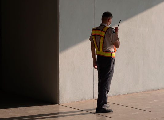 El Tribunal Supremo avala la decisión de una empresa que exige el uso de corbata al personal de seguridad destinado en un centro comercial provisto de aire acondicionado