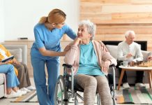 Absuelta de estafa la cuidadora de un anciano que le prestó 60.000 euros para comprar una vivienda y a los meses canceló el contrato