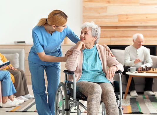 Absuelta de estafa la cuidadora de un anciano que le prestó 60.000 euros para comprar una vivienda y a los meses canceló el contrato