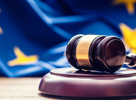 Las empresas deben pagar las gafas o las lentillas de los empleados que trabajen con pantallas