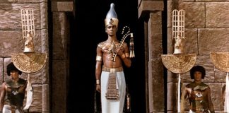 Un sacerdote dicta la sentencia