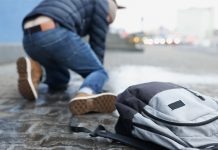 Caída en la vía pública: un vecino ve reducida la indemnización por no haber prestado la atención suficiente para evitar el daño