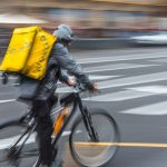 El TSJ de Murcia confirma las altas en la Seguridad Social de 140 repartidores de Glovo como trabajadores por cuenta ajena